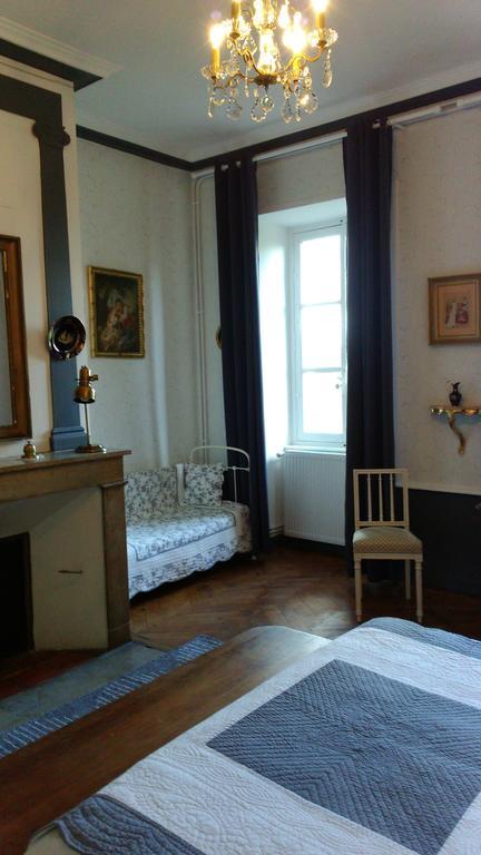 Chateau De Bourrassol Bed & Breakfast Menetrol Bagian luar foto