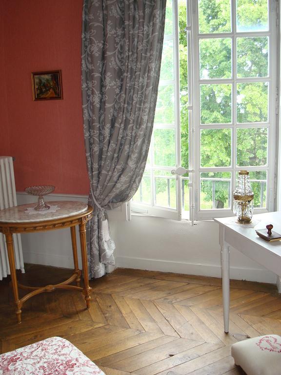 Chateau De Bourrassol Bed & Breakfast Menetrol Bagian luar foto