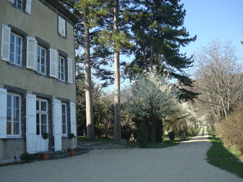 Chateau De Bourrassol Bed & Breakfast Menetrol Bagian luar foto