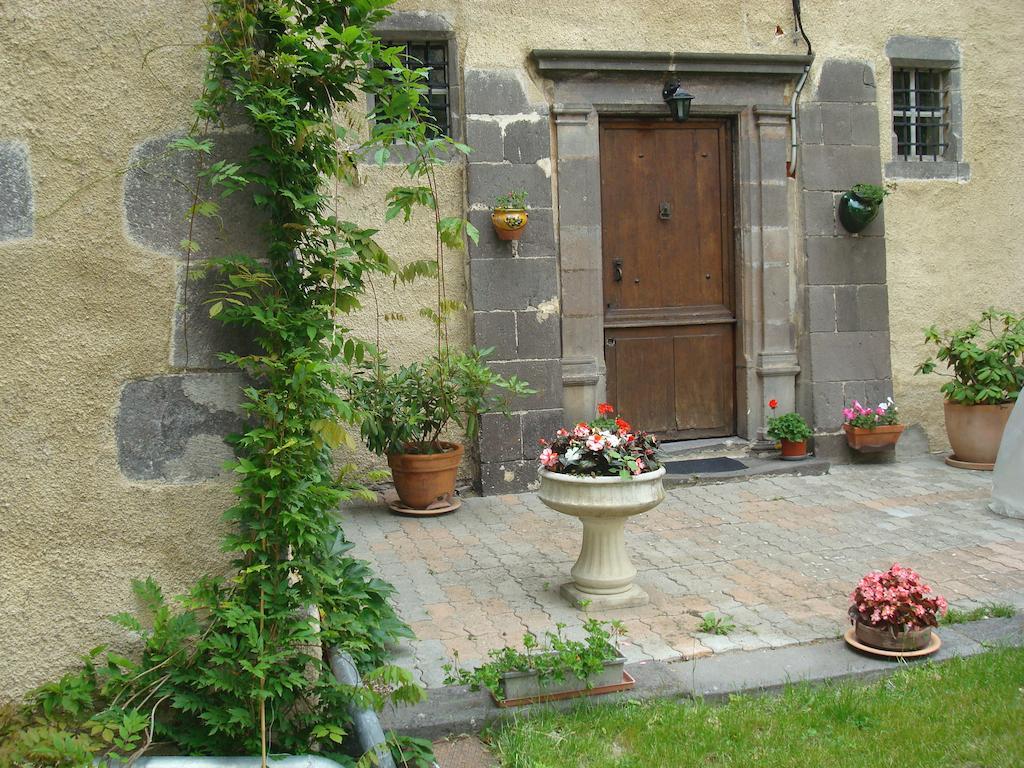 Chateau De Bourrassol Bed & Breakfast Menetrol Bagian luar foto