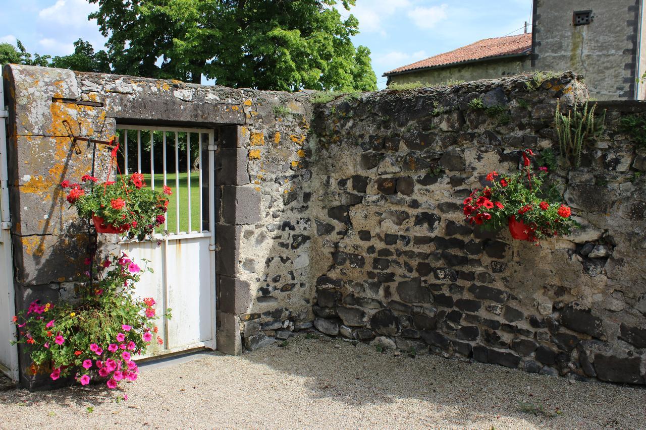 Chateau De Bourrassol Bed & Breakfast Menetrol Bagian luar foto